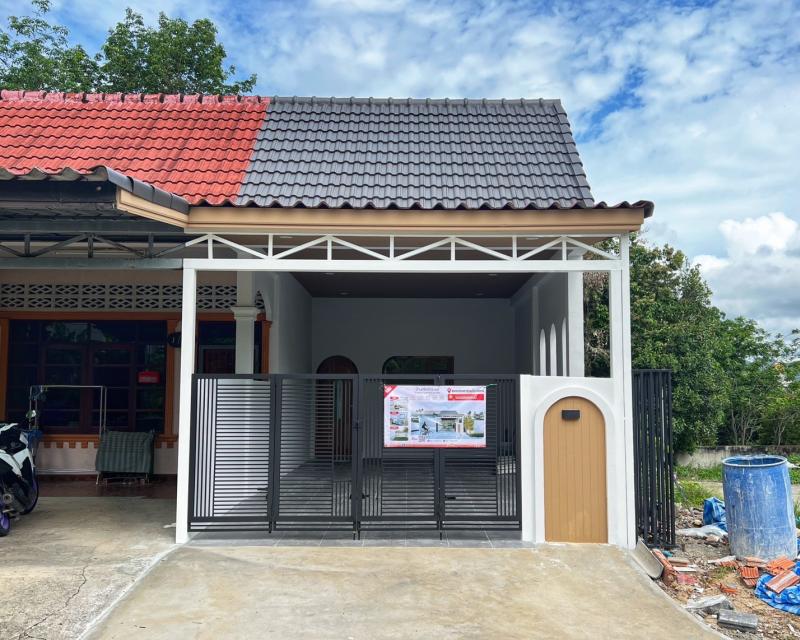  Minimal Style Home with a Relaxing Backyard Garden